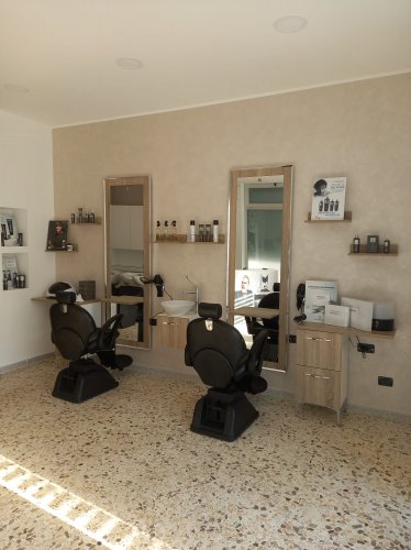 progettazione-realizzazione-e-arredamento-parrucchiere-uomo-in-testa-a-tutti-ostuni-br-puglia